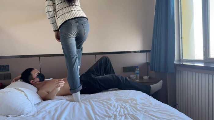 【爱秀套图】【素人维族女大】周末棉袜裸足休闲踩 YC-250219-3