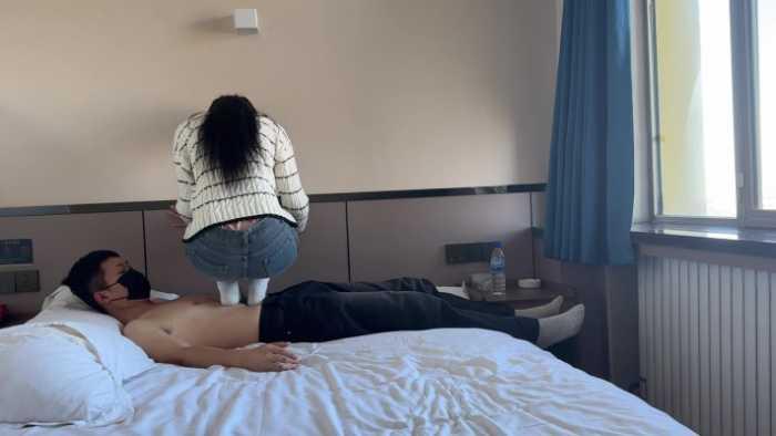 【爱秀套图】【素人维族女大】周末棉袜裸足休闲踩 YC-250219-3