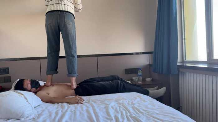 【爱秀套图】【素人维族女大】周末棉袜裸足休闲踩 YC-250219-3