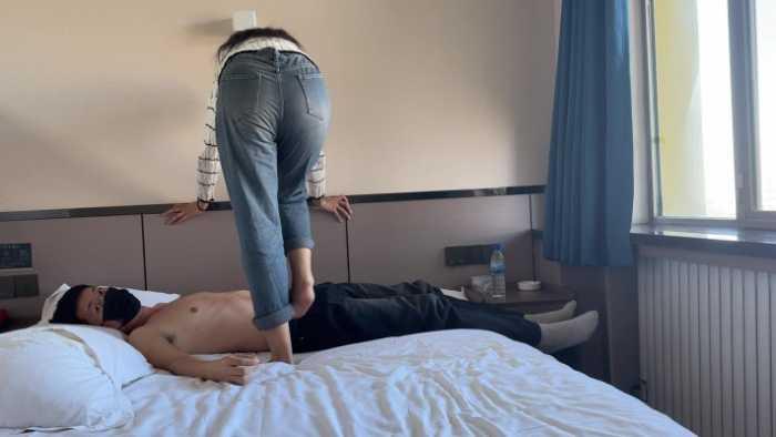 【爱秀套图】【素人维族女大】周末棉袜裸足休闲踩 YC-250219-3