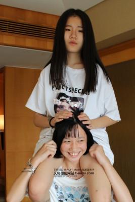 【爱秀套图】五位女生排演时的互相骑脖子 YC-230314