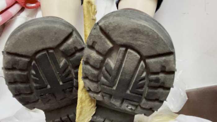 【爱秀套图】真实素人小姐姐小皮鞋POV羞辱制作面包鞋垫 YC-250221-4