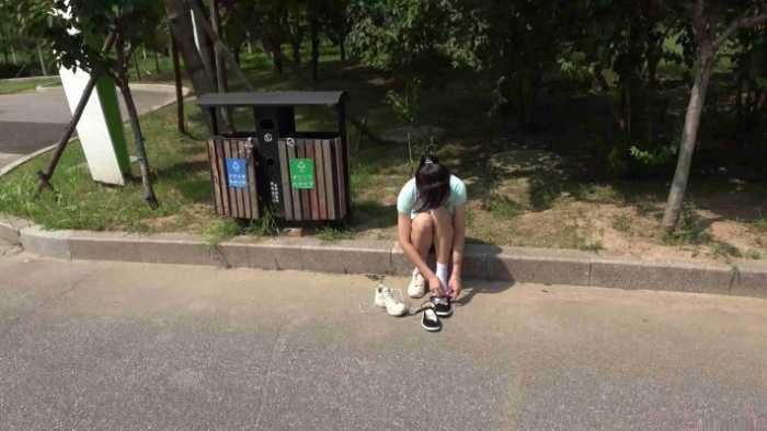 【爱秀套图】A127 – 超嫩学生妹野外短裤白鞋踩烂各种食物 JS250226~6