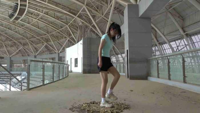 【爱秀套图】A127 – 超嫩学生妹野外短裤白鞋踩烂各种食物 JS250226~6