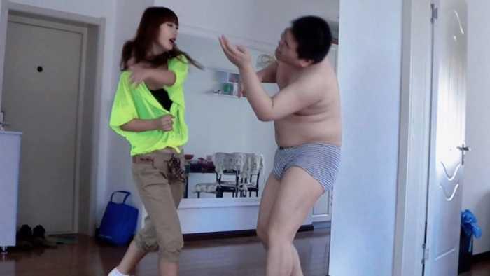 【爱秀套图】丹丹暴力虐废流氓乞丐 JS250226~8