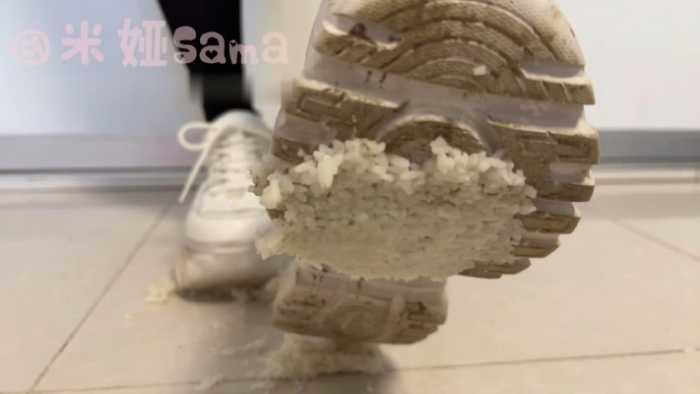 【爱秀套图】A129 – 老爹白鞋踩米饭＆薯条 JS250227~1