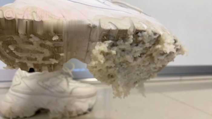 【爱秀套图】A129 – 老爹白鞋踩米饭＆薯条 JS250227~1