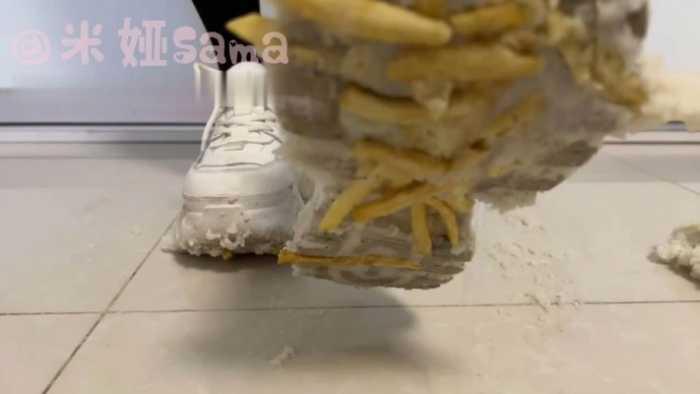 【爱秀套图】A129 – 老爹白鞋踩米饭＆薯条 JS250227~1
