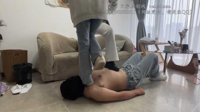 【爱秀套图】【小鲨鱼殿下】三人玩弄偷偷闻鞋子的家政 YC-250225-4