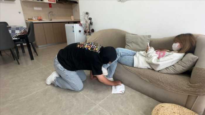 【爱秀套图】【小鲨鱼殿下】三人玩弄偷偷闻鞋子的家政 YC-250225-4