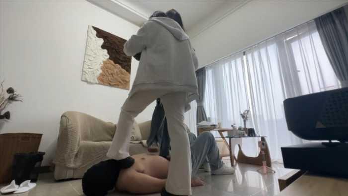 【爱秀套图】【小鲨鱼殿下】三人玩弄偷偷闻鞋子的家政 YC-250225-4