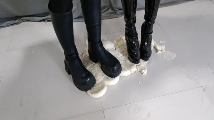 【爱秀套图】丽人馆，双S黑丝皮靴踩踏白馒头，馒头很软踩在脚下黏黏的感觉，可以擦鞋底YC-250222-4