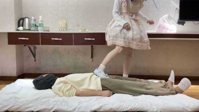 【爱秀套图】玩弄小狗［小灰灰］ YC-250227
