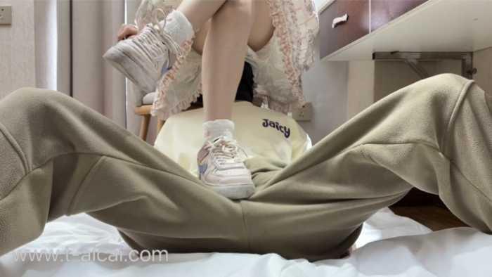 【爱秀套图】玩弄小狗［小灰灰］ YC-250227