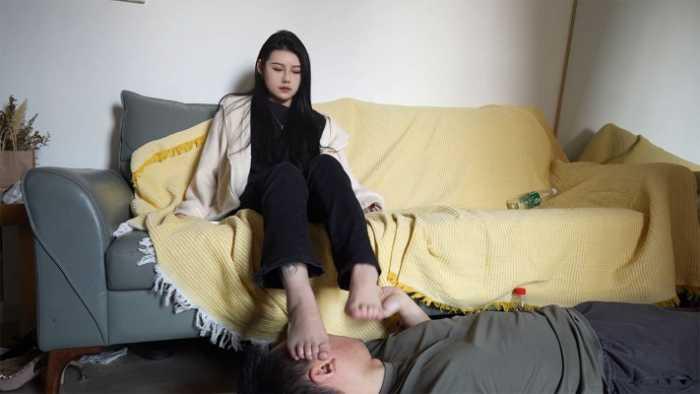 【爱秀套图】『红颜榜』汗脚微微女王逛街后享受脚奴清理脚底 YC-250227-4
