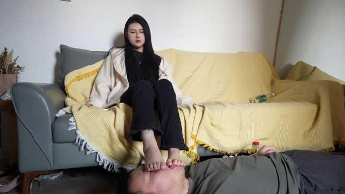 【爱秀套图】『红颜榜』汗脚微微女王逛街后享受脚奴清理脚底 YC-250227-4
