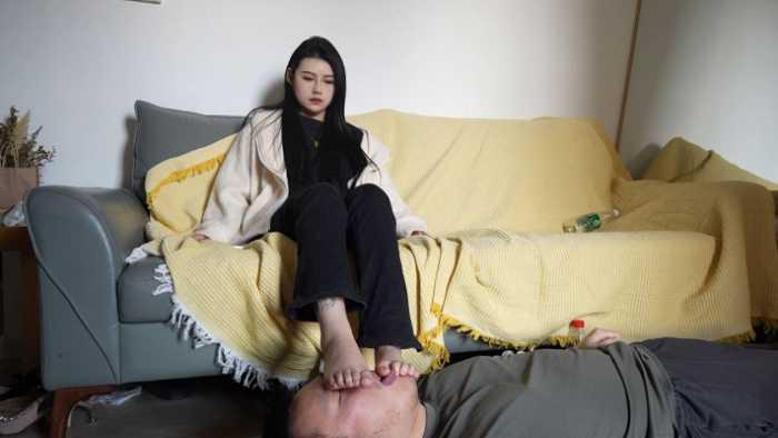【爱秀套图】『红颜榜』汗脚微微女王逛街后享受脚奴清理脚底 YC-250227-4