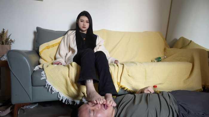 【爱秀套图】『红颜榜』汗脚微微女王逛街后享受脚奴清理脚底 YC-250227-4