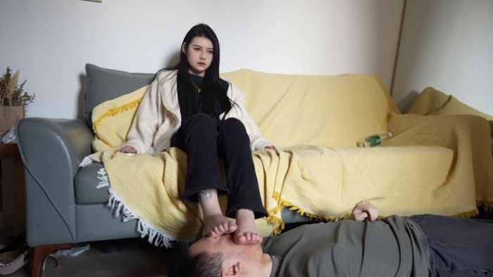 【爱秀套图】『红颜榜』汗脚微微女王逛街后享受脚奴清理脚底 YC-250227-4