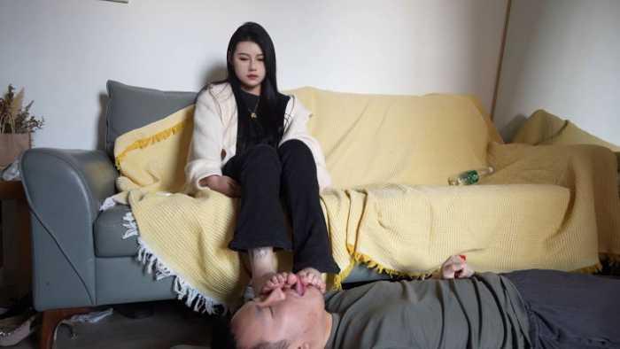【爱秀套图】『红颜榜』汗脚微微女王逛街后享受脚奴清理脚底 YC-250227-4