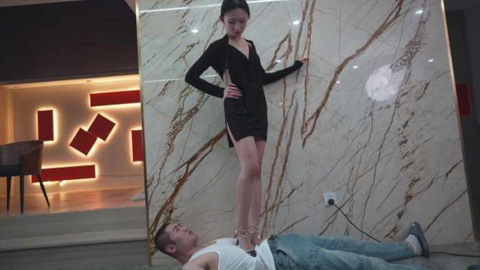 【爱秀套图】新美素人细高跟虐踩钻眼 唯美笑脸芭蕾舞脚尖点脖子 骑脖子爬 YC-250227-7