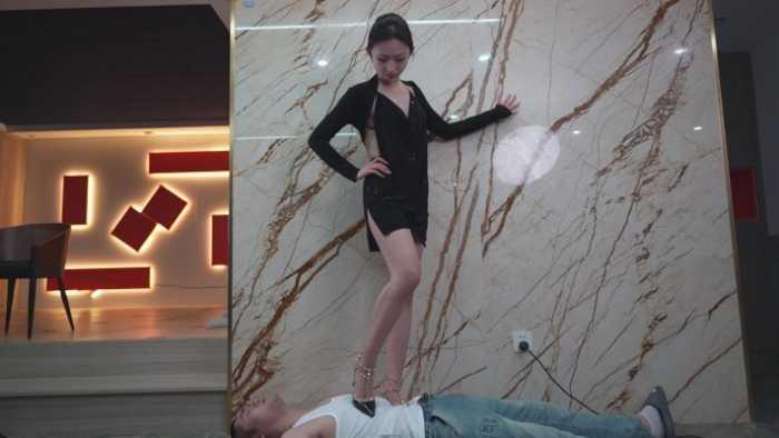 【爱秀套图】新美素人细高跟虐踩钻眼 唯美笑脸芭蕾舞脚尖点脖子 骑脖子爬 YC-250227-7