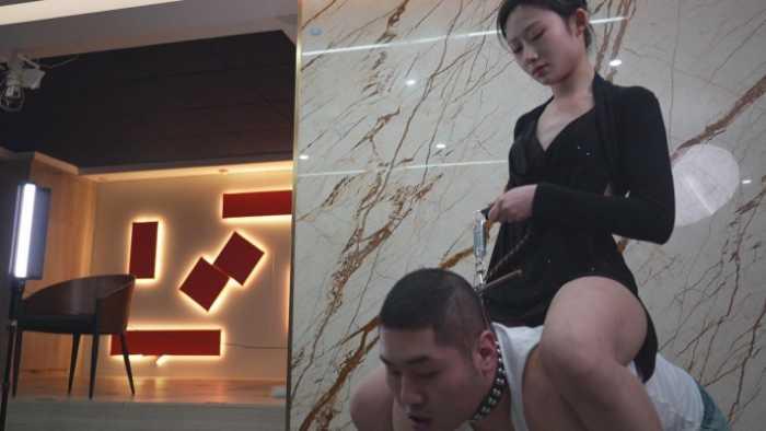 【爱秀套图】新美素人细高跟虐踩钻眼 唯美笑脸芭蕾舞脚尖点脖子 骑脖子爬 YC-250227-7