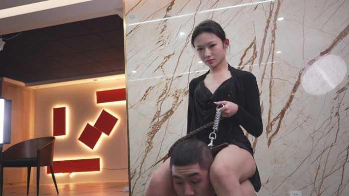 【爱秀套图】新美素人细高跟虐踩钻眼 唯美笑脸芭蕾舞脚尖点脖子 骑脖子爬 YC-250227-7