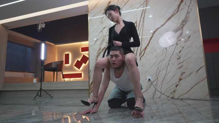 【爱秀套图】新美素人细高跟虐踩钻眼 唯美笑脸芭蕾舞脚尖点脖子 骑脖子爬 YC-250227-7