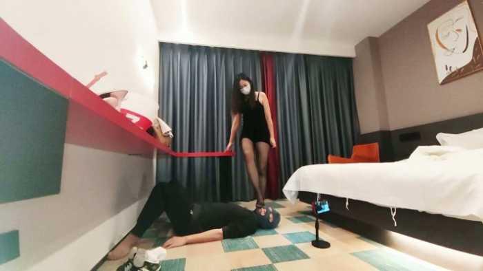【爱秀套图】黑丝酒红高跟小鱼女神羞辱奴隶闻吸干净主人胯下和屁眼味道！ YC-250228