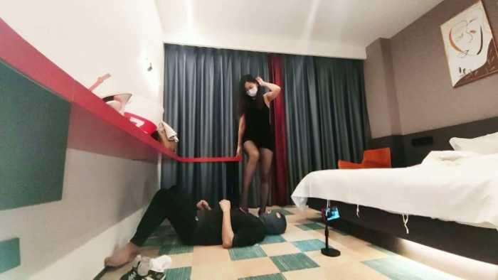 【爱秀套图】黑丝酒红高跟小鱼女神羞辱奴隶闻吸干净主人胯下和屁眼味道！ YC-250228