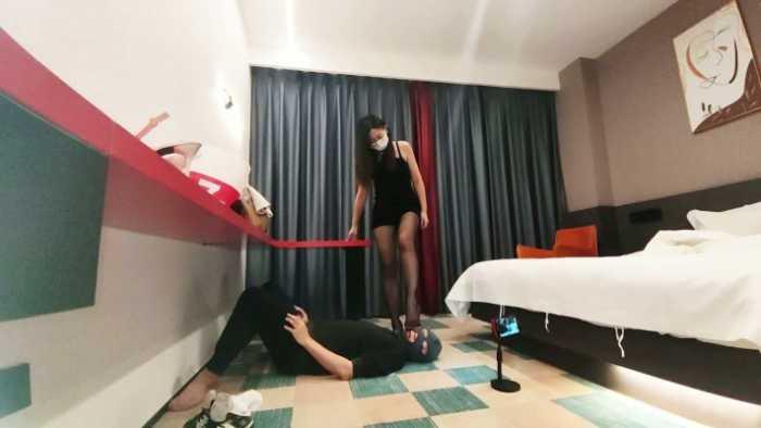 【爱秀套图】黑丝酒红高跟小鱼女神羞辱奴隶闻吸干净主人胯下和屁眼味道！ YC-250228