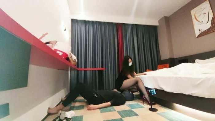【爱秀套图】黑丝酒红高跟小鱼女神羞辱奴隶闻吸干净主人胯下和屁眼味道！ YC-250228