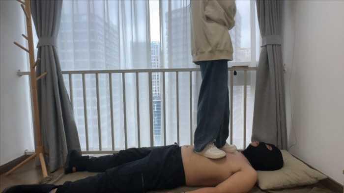 【爱秀套图】【小鲨鱼殿下】日常踩踏小贱狗，在身上狂跳 YC-250228-6