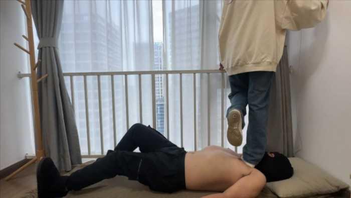 【爱秀套图】【小鲨鱼殿下】日常踩踏小贱狗，在身上狂跳 YC-250228-6