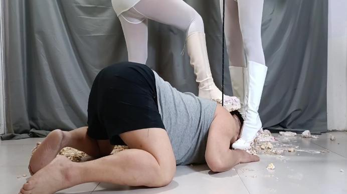 【爱秀套图】丽人馆。雅伟,双S喂食踩烂生日蛋糕，白靴上粘满恶心的奶油，叫下贱狗M吃下YC-250228-7