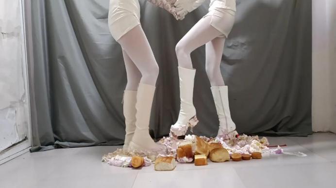【爱秀套图】丽人馆。雅伟,双S喂食踩烂生日蛋糕，白靴上粘满恶心的奶油，叫下贱狗M吃下YC-250228-7