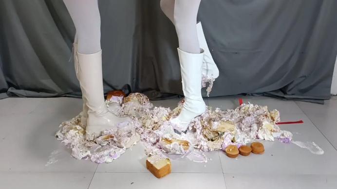 【爱秀套图】丽人馆。雅伟,双S喂食踩烂生日蛋糕，白靴上粘满恶心的奶油，叫下贱狗M吃下YC-250228-7