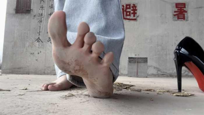【爱秀套图】【莓子】狗粮制作，电动车反复碾压，暴力踩踏 YC-250301-4