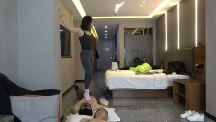 【爱秀套图】【彼岸花】瑜伽裤白袜白鞋踩踏双贱狗 YC-250302-3