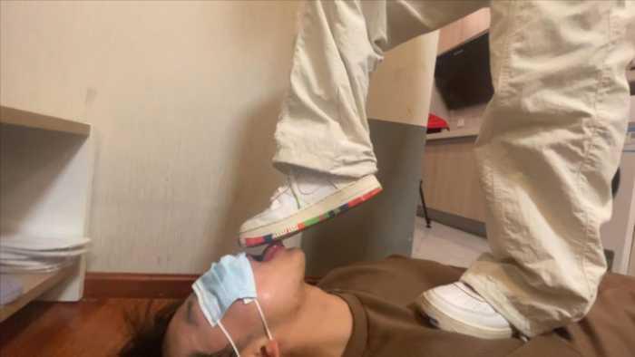 【爱秀套图】【小鲨鱼殿下】让粉丝清理鞋底 YC-250303-2