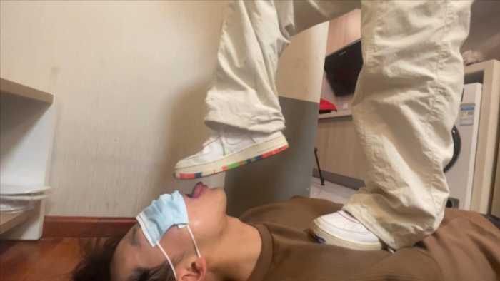 【爱秀套图】【小鲨鱼殿下】让粉丝清理鞋底 YC-250303-2