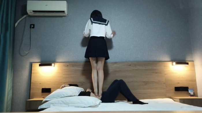 【爱秀套图】超美素人软熊jk大长腿踩踏 ACYC-4335