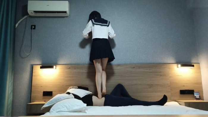 【爱秀套图】超美素人软熊jk大长腿踩踏 ACYC-4335
