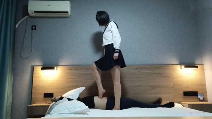 【爱秀套图】超美素人软熊jk大长腿踩踏 ACYC-4335
