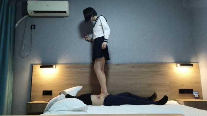 【爱秀套图】超美素人软熊jk大长腿踩踏 ACYC-4335