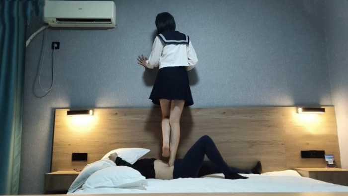 【爱秀套图】超美素人软熊jk大长腿踩踏 ACYC-4335