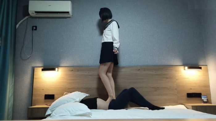 【爱秀套图】超美素人软熊jk大长腿踩踏 ACYC-4335