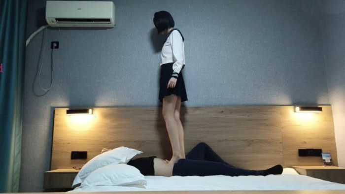 【爱秀套图】超美素人软熊jk大长腿踩踏 ACYC-4335