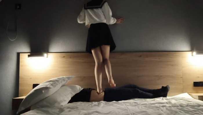 【爱秀套图】超美素人软熊jk大长腿踩踏 ACYC-4335